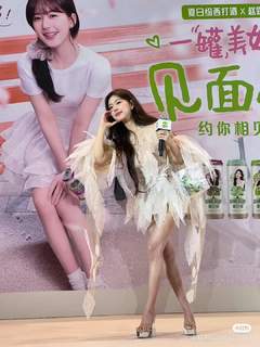 Lusi Zhao feet photo thumbnail