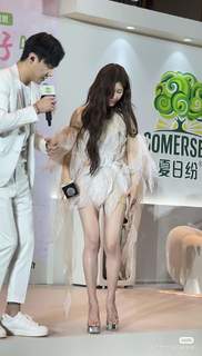 Lusi Zhao feet photo thumbnail