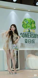 Lusi Zhao feet photo thumbnail