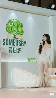 Lusi Zhao feet photo thumbnail