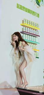 Lusi Zhao feet photo thumbnail