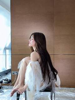 Lusi Zhao feet photo thumbnail