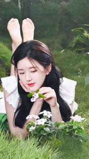 Lusi Zhao feet photo thumbnail