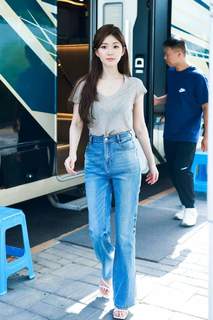 Lusi Zhao feet photo thumbnail