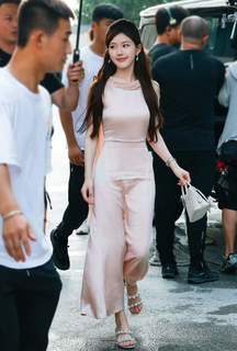 Lusi Zhao feet photo thumbnail