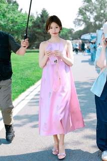 Lusi Zhao feet photo thumbnail