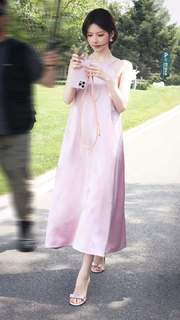 Lusi Zhao feet photo thumbnail