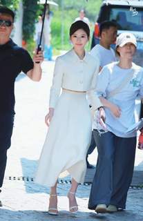 Lusi Zhao feet photo thumbnail