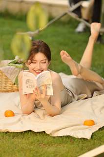 Lusi Zhao feet photo thumbnail