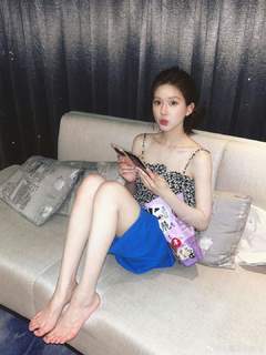 Lusi Zhao feet photo thumbnail