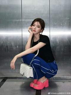 Lusi Zhao feet photo thumbnail