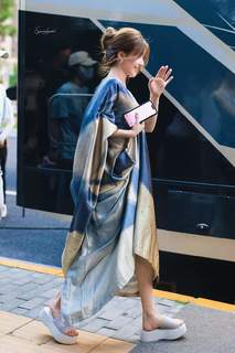 Lusi Zhao feet photo thumbnail