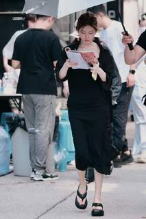 Lusi Zhao feet photo thumbnail