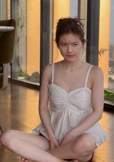 Lusi Zhao feet photo thumbnail