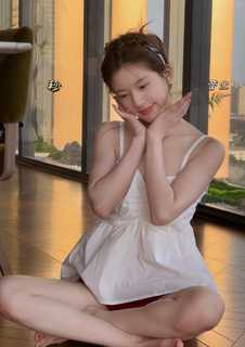 Lusi Zhao feet photo thumbnail