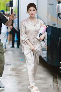 Lusi Zhao feet photo thumbnail