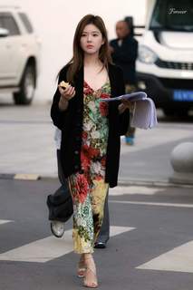 Lusi Zhao feet photo thumbnail