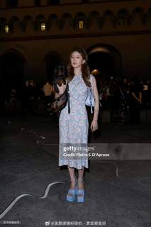 Lusi Zhao feet photo thumbnail