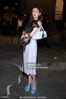 Lusi Zhao feet photo thumbnail