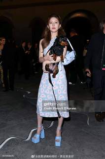 Lusi Zhao feet photo thumbnail