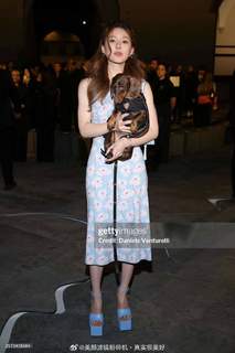 Lusi Zhao feet photo thumbnail