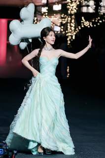 Lusi Zhao feet photo thumbnail