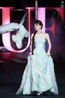 Lusi Zhao feet photo thumbnail