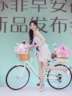 Lusi Zhao feet photo thumbnail