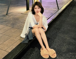 Lusi Zhao feet photo thumbnail