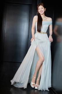 Lusi Zhao feet photo thumbnail