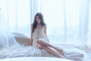 Lusi Zhao feet photo thumbnail