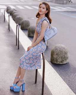 Lusi Zhao feet photo thumbnail