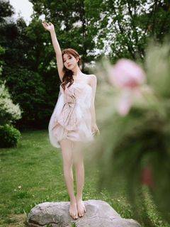 Lusi Zhao feet photo 3