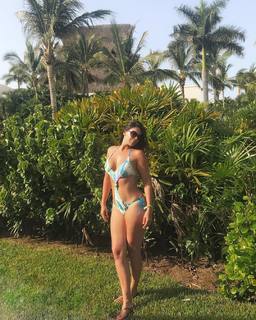 Luz Elena González feet photo thumbnail