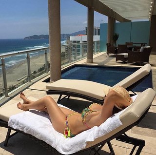 Luz Elena González feet photo thumbnail