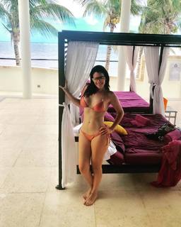 Luz Elena González feet photo thumbnail