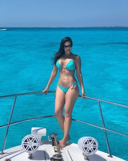 Luz Elena González feet photo thumbnail