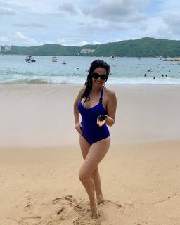 Luz Elena González feet photo thumbnail