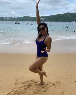 Luz Elena González feet photo thumbnail