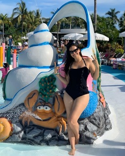 Luz Elena González feet photo thumbnail