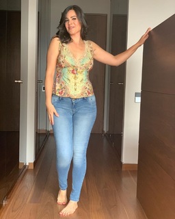 Luz Elena González feet photo thumbnail