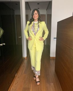 Luz Elena González feet photo thumbnail