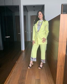 Luz Elena González feet photo thumbnail