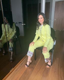 Luz Elena González feet photo thumbnail