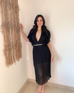 Luz Elena González feet photo thumbnail