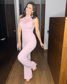 Luz Elena González feet photo thumbnail