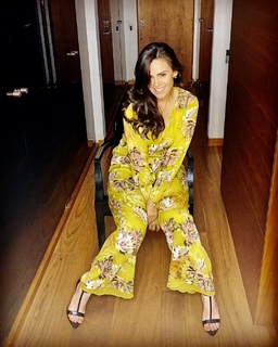 Luz Elena González feet photo thumbnail