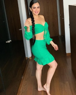 Luz Elena González feet photo thumbnail