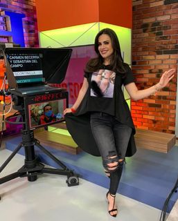 Luz Elena González feet photo thumbnail