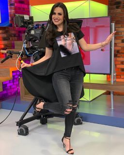 Luz Elena González feet photo thumbnail